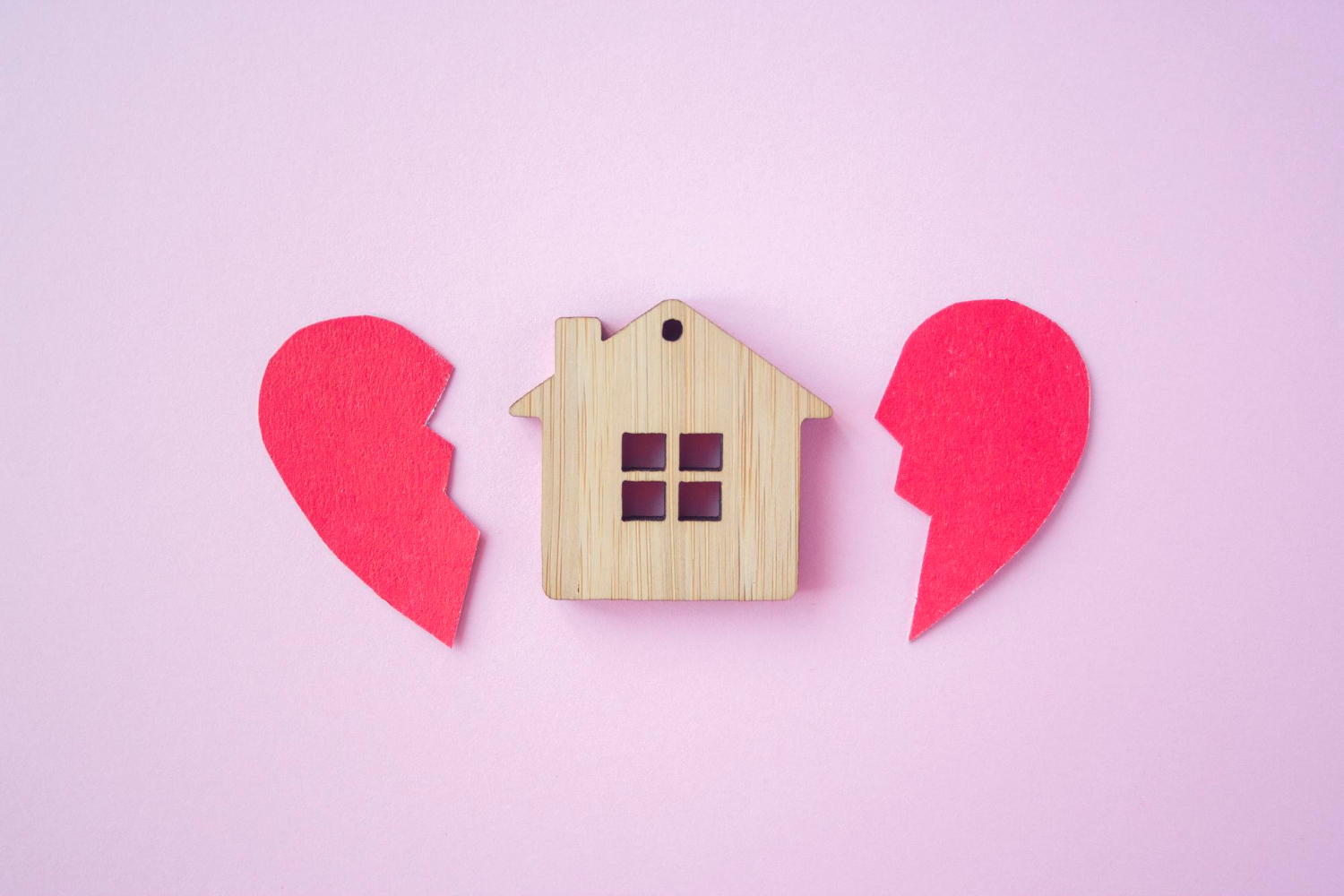 drewniany domek pomiędzy złamanym sercem